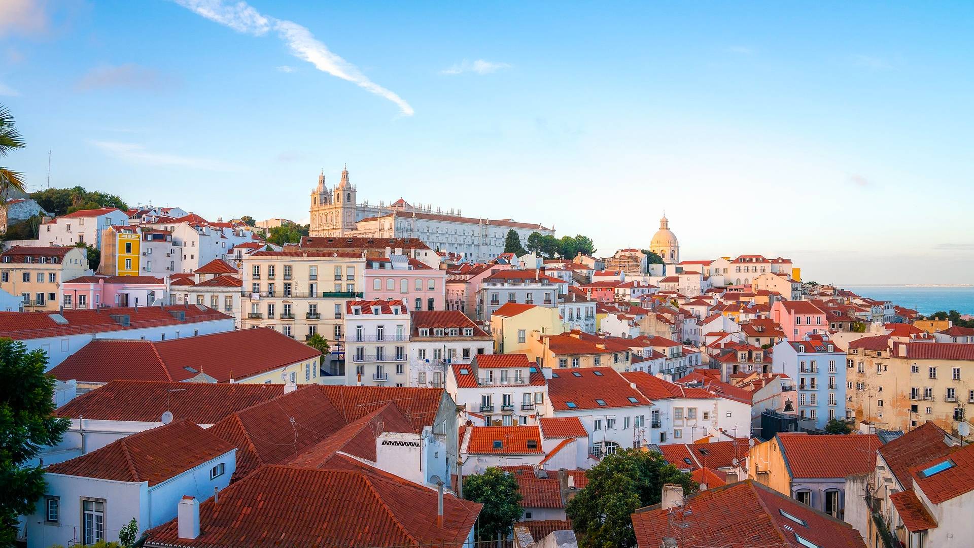 La Catedral de Lisboa en el barrio de Alfama La Catedral de Lisboa en el barrio de Alfama