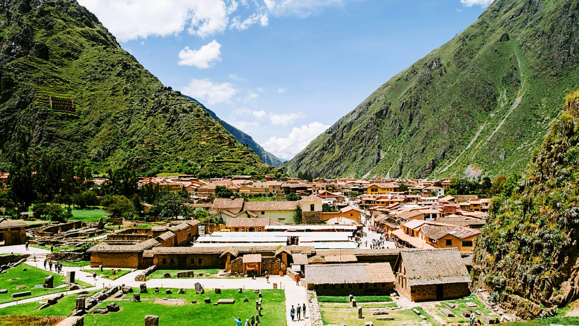 El pueblo de Ollantaytambo enmarcado por las montañas del Valle Sagrado