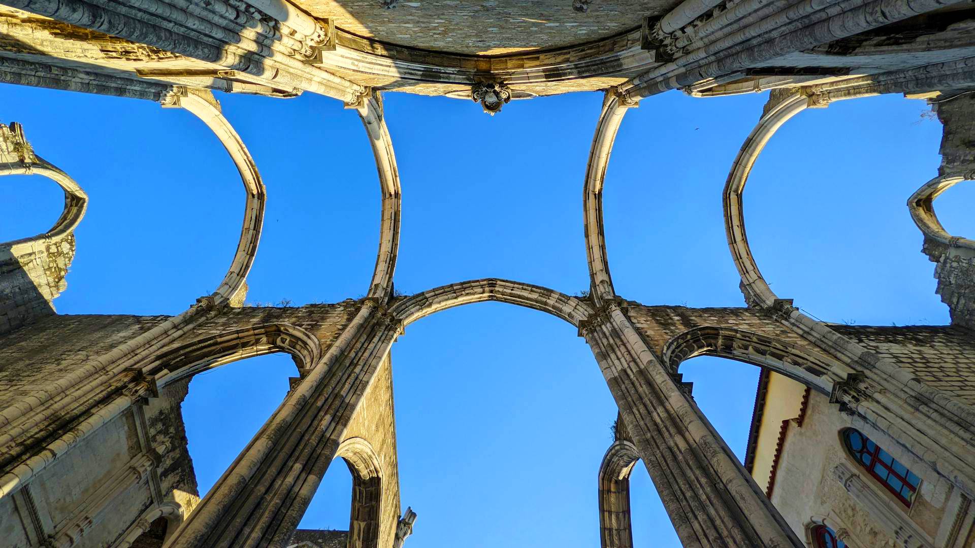 Vista al cielo desde el Convento do Carmo