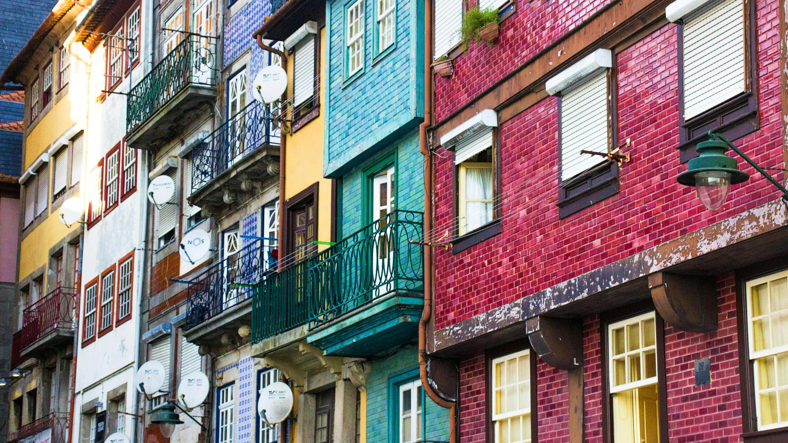 Fachadas de colores en el casco antiguo de Oporto