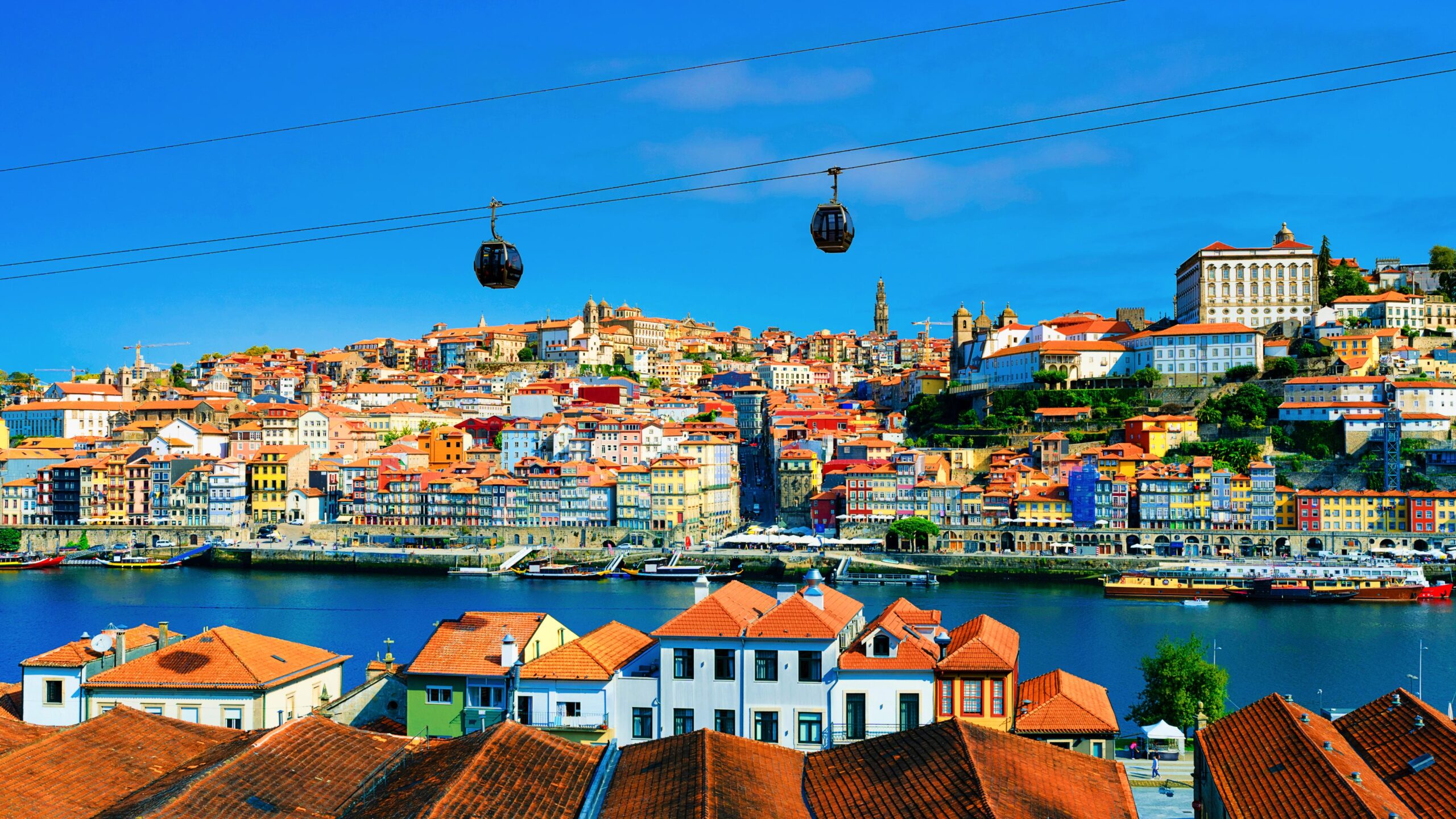 Funicular dos Guindais con la imagen de la Ribeira al fondo