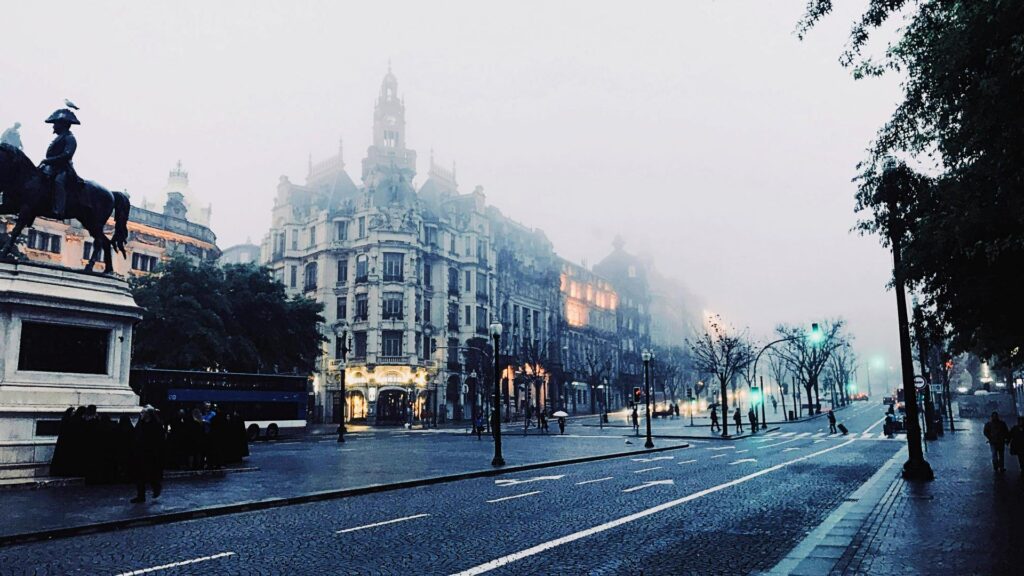 Plaza de la Libertad en Oporto cubierta por la niebla