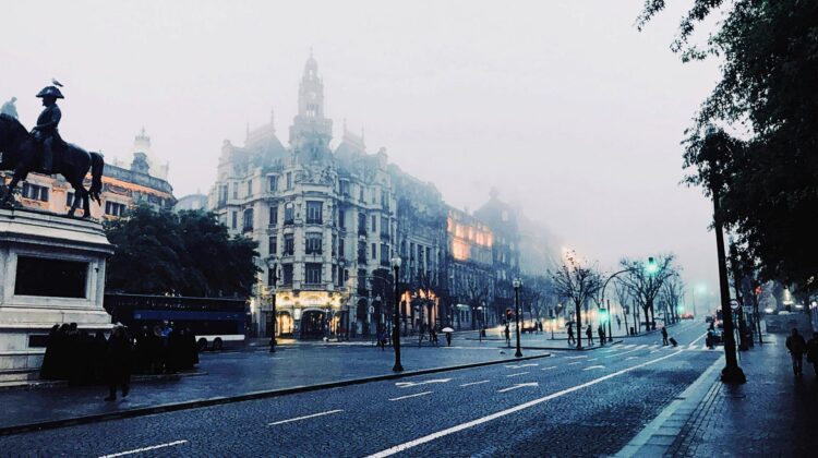 Plaza de la Libertad en Oporto cubierta por la niebla