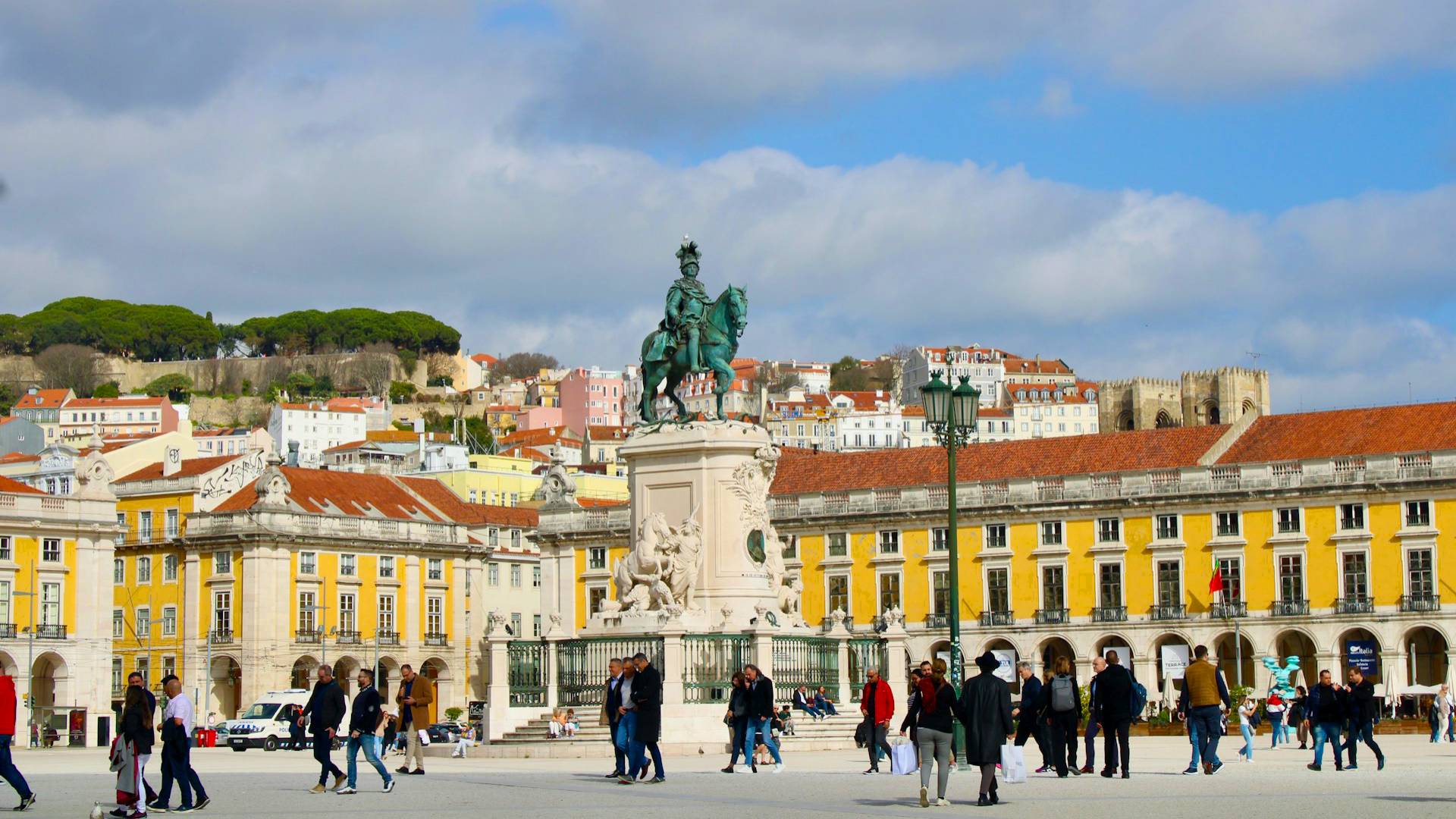 El barrio de Alfama y la Catedral de Lisboa tras la Plaza del Comercio