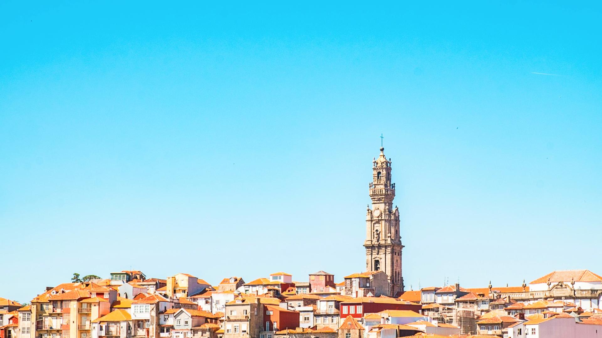 La Torre de los Clérigos destacando sobre el skyline de Oporto