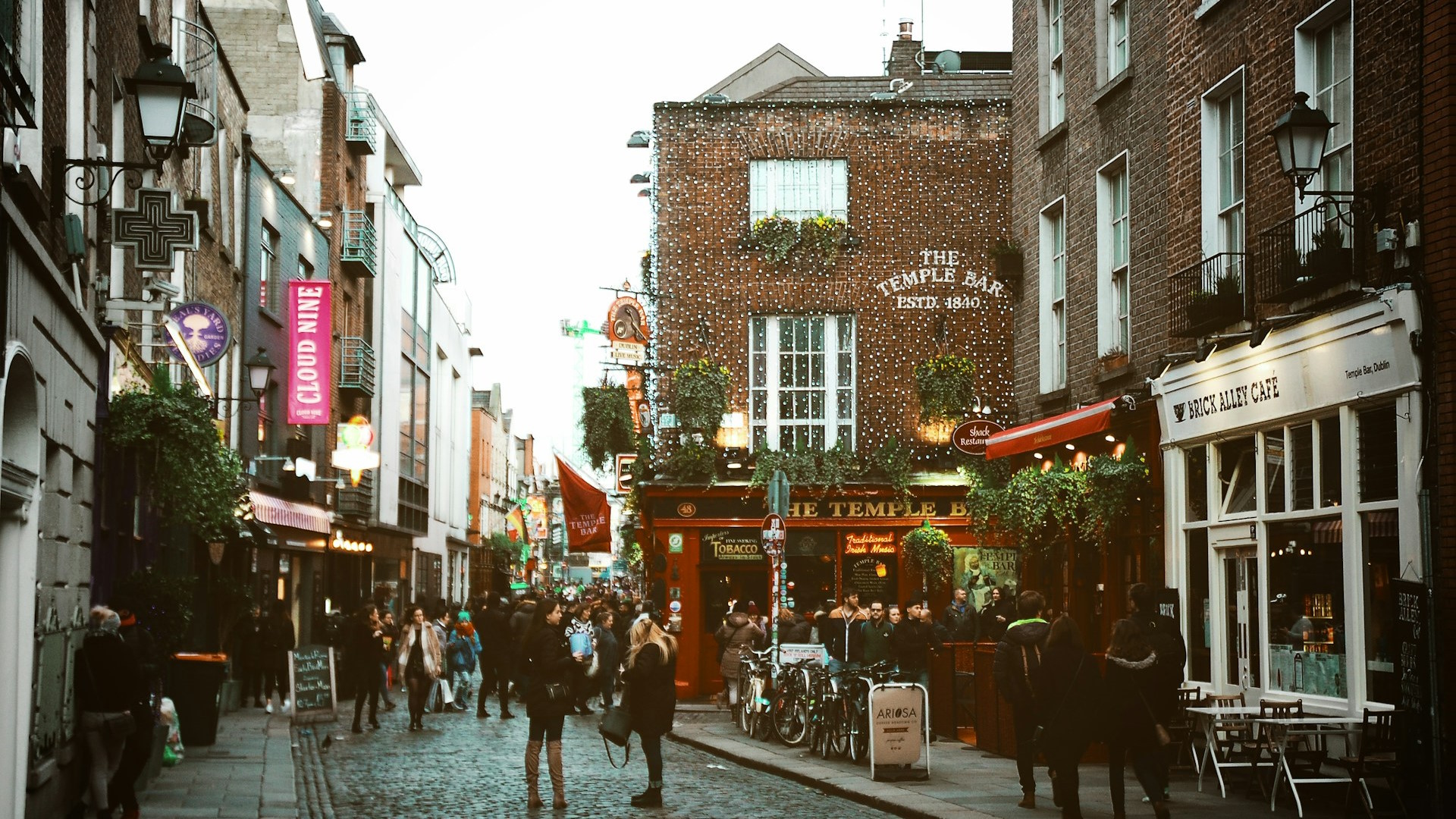 Personas caminando por Temple Bar