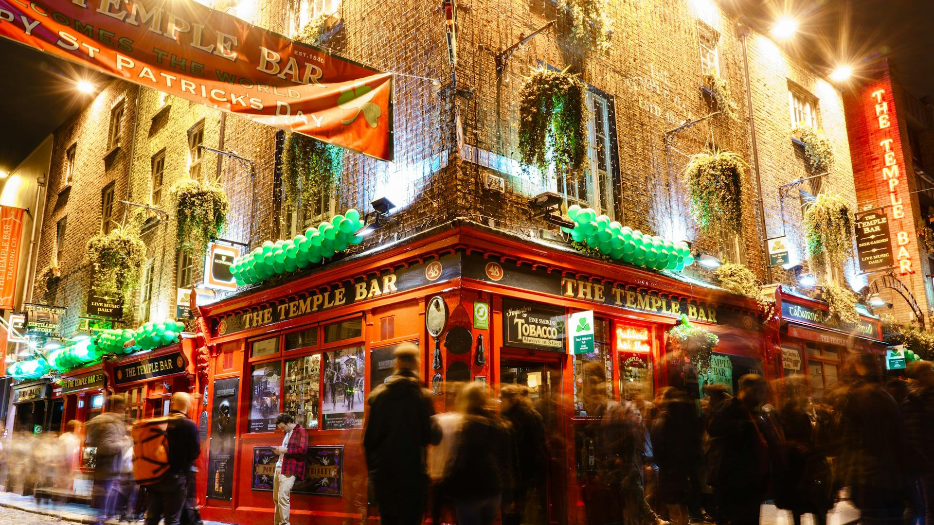 Esquina de Temple Bar repleta de gente por la noche