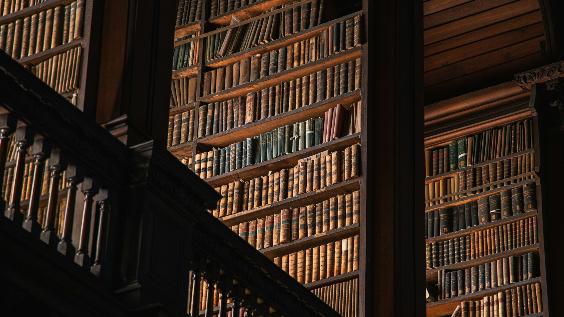 Estantería típica de la Biblioteca de Trinity College