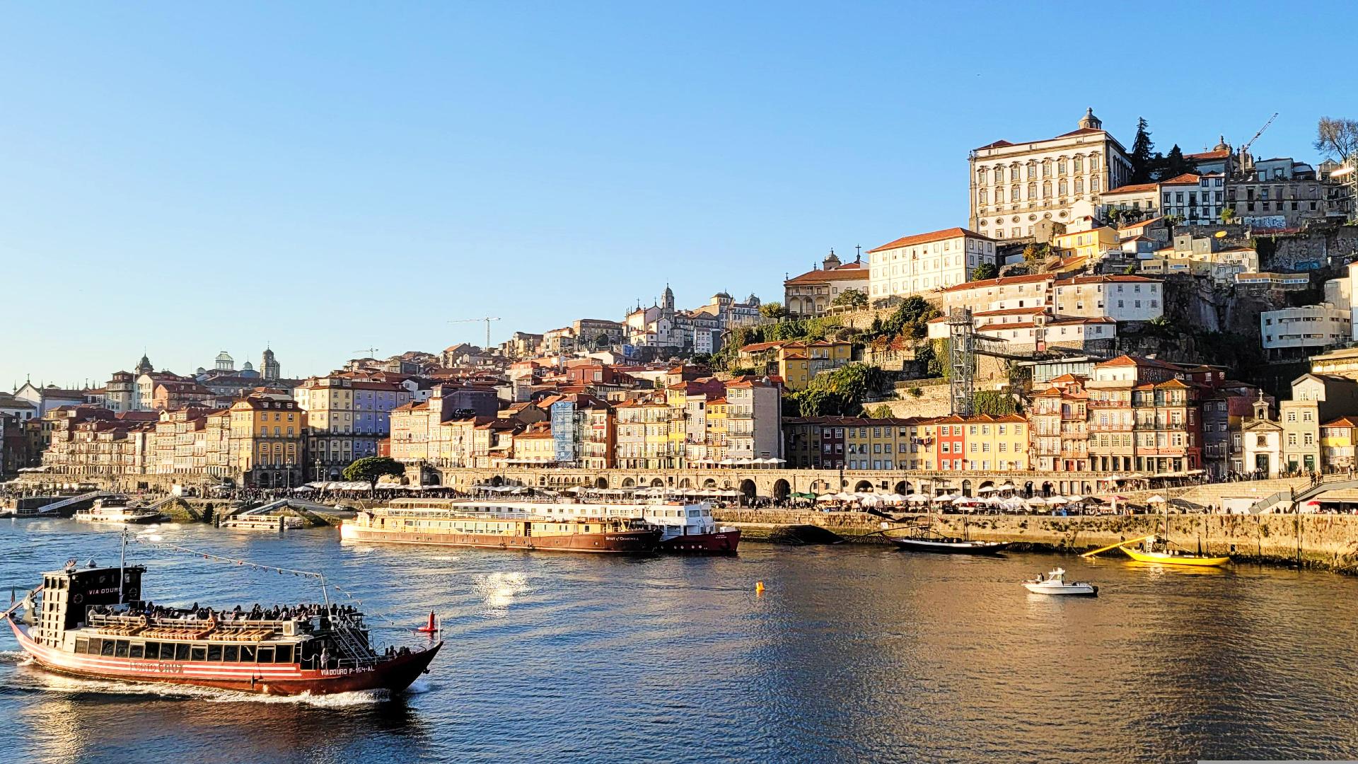 Vista de la Ribeira de Oporto desde el río Duero