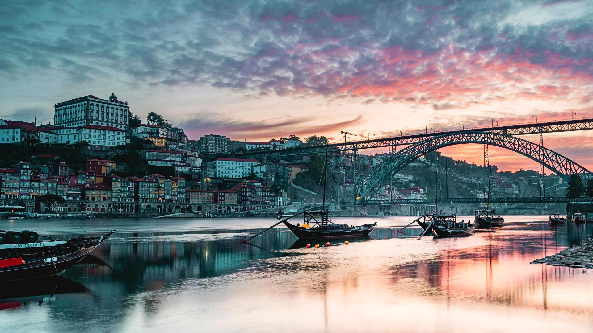 Amanecer sobre el Puente Don Luis I en Oporto