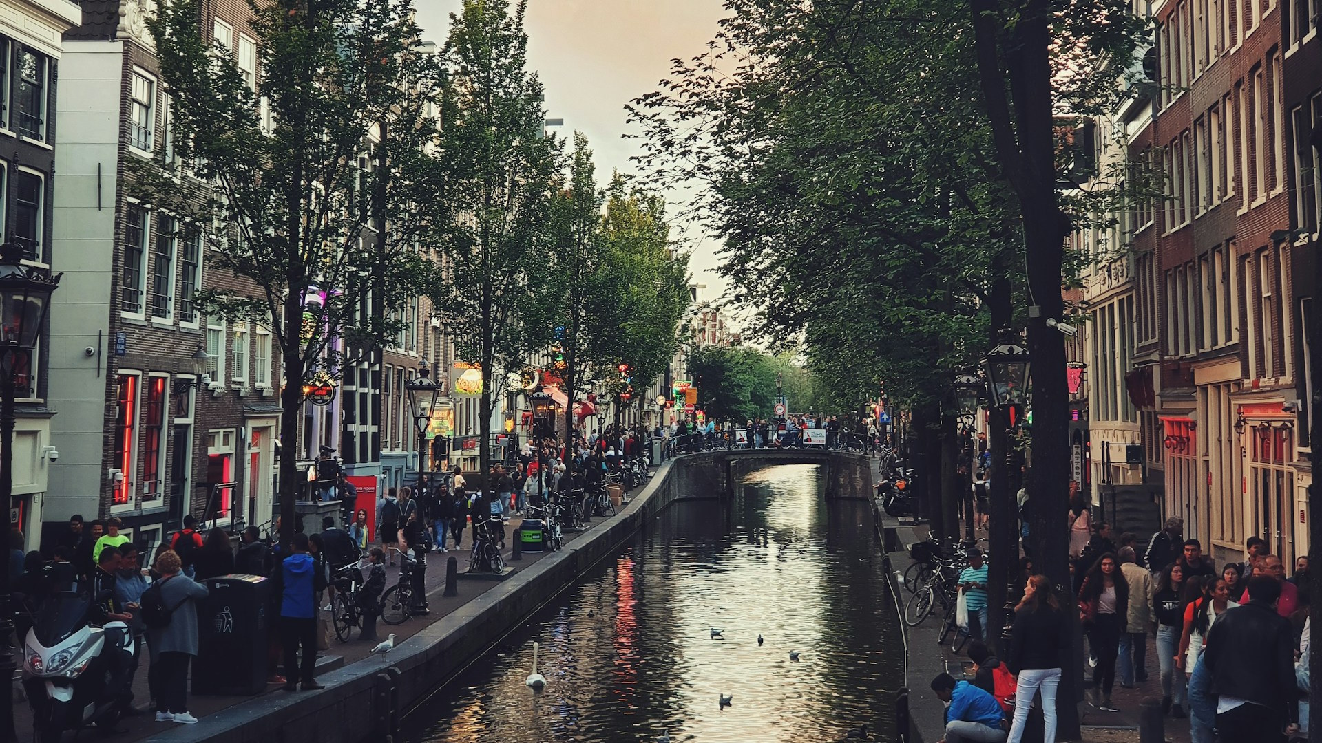 Canales del Barrio Rojo de día
