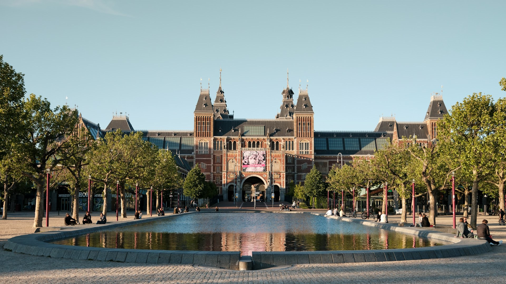 Entrada del Rijksmuseum en donde se ven sus jardines