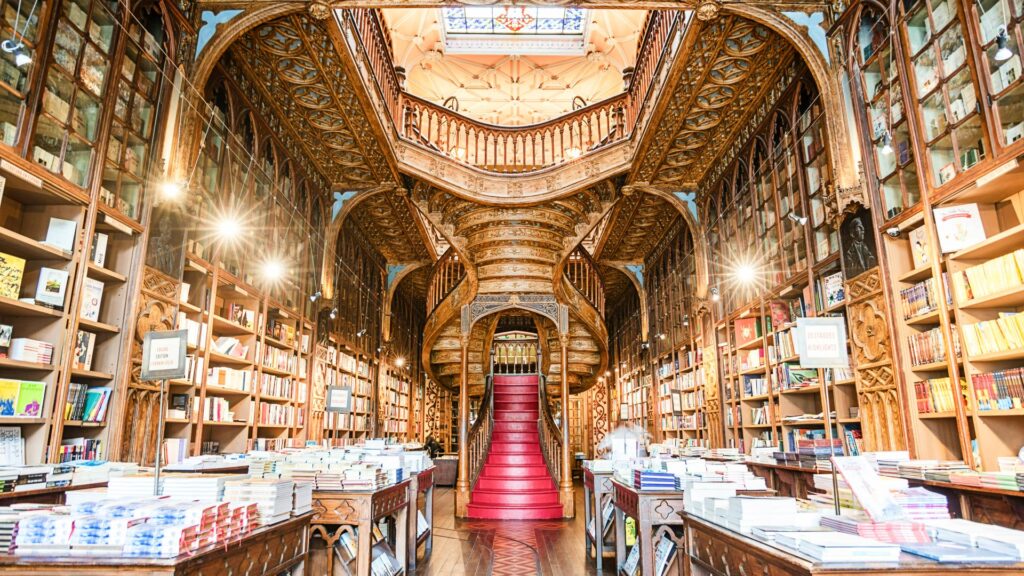 La famosa escalera de la Librería Lello de Oporto