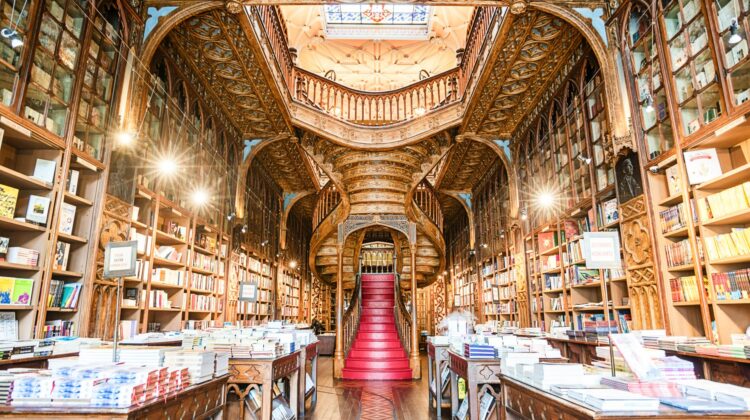 La famosa escalera de la Librería Lello de Oporto