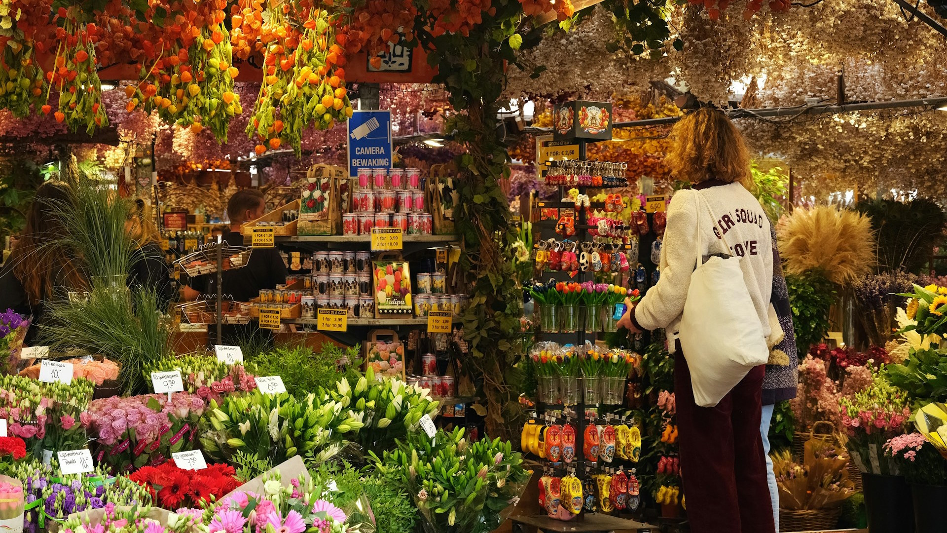Mujer observando flores Mujer observando flores