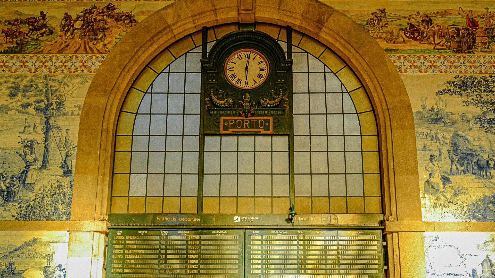 Panel frontal con las salidas y llegadas en la Estación de Sao Bento