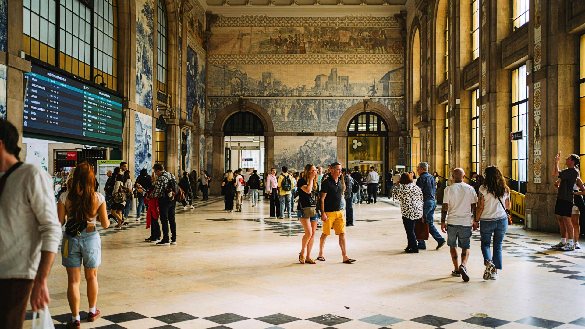 Ajetreado hall principal de la Estación de Sao Bento en Oporto