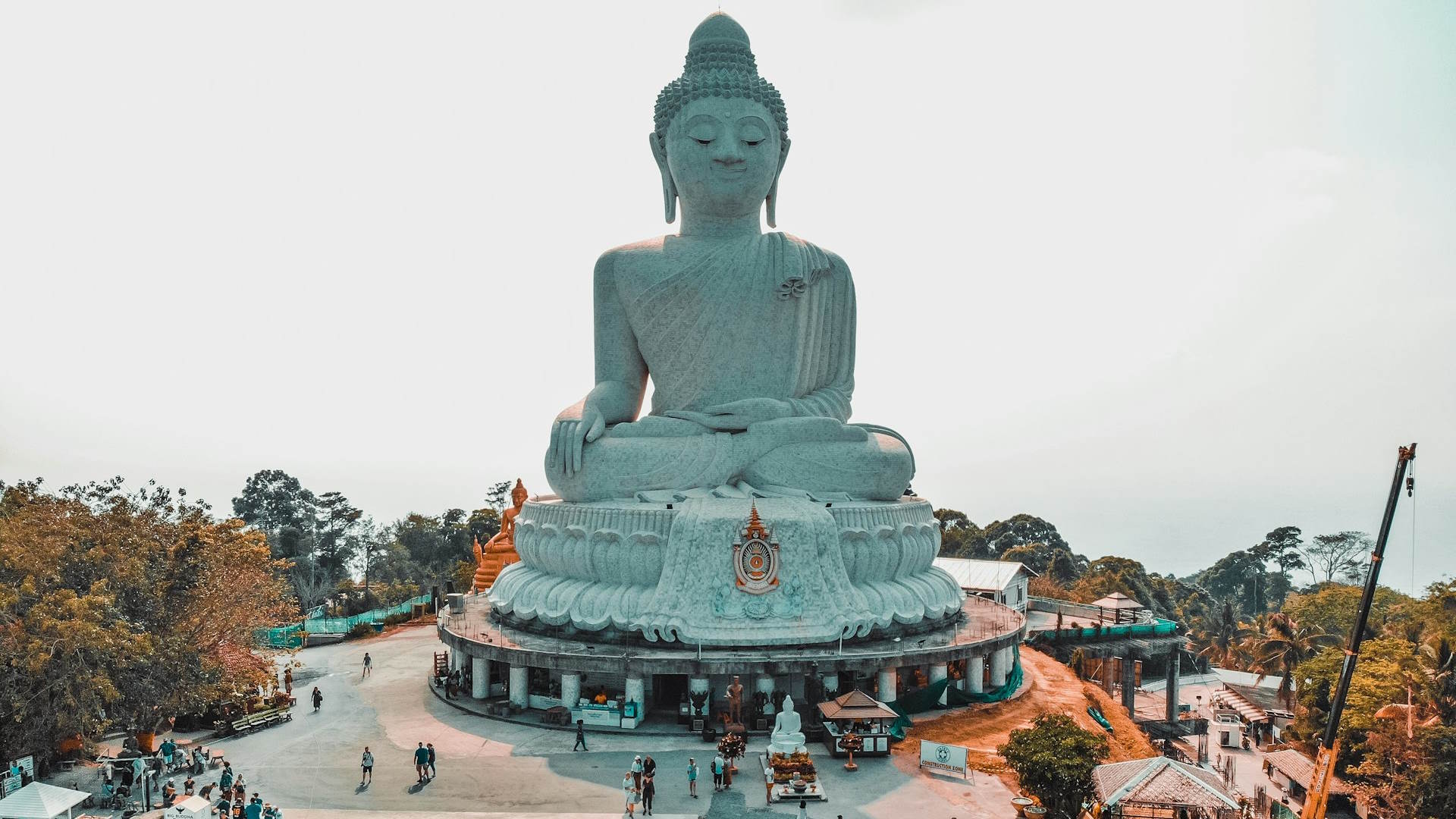 El Gran Buda sobresaliendo en la cima de las colinas de Nakkerd