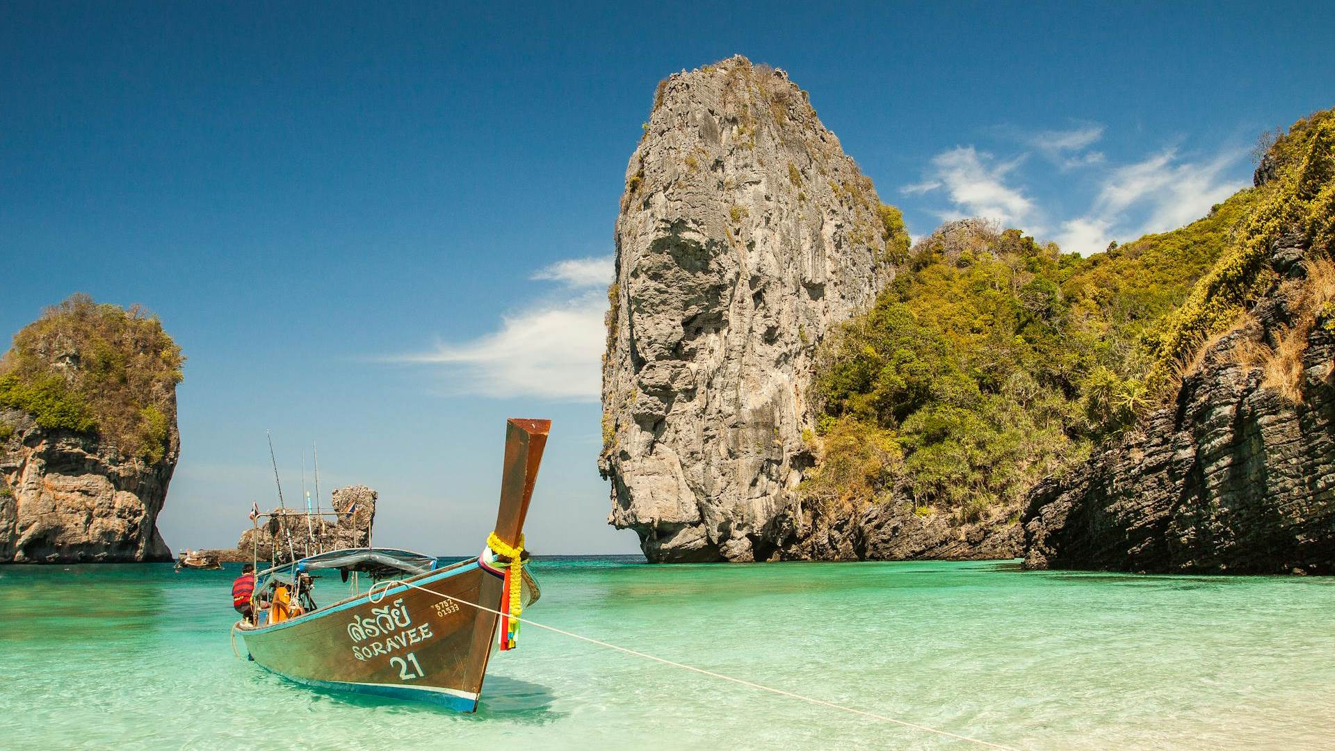 Longtail Boat varado en una playa