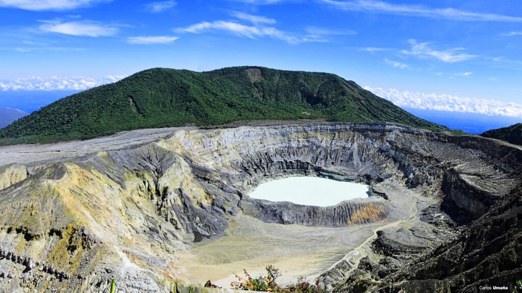 El gran cráter del volcán Poás