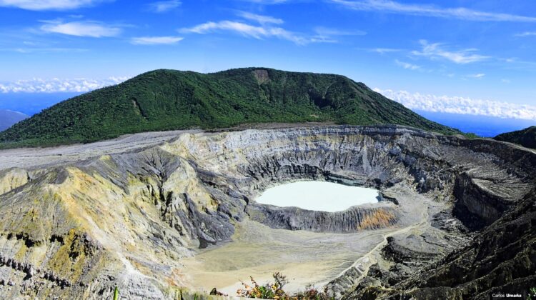 El gran cráter del volcán Poás