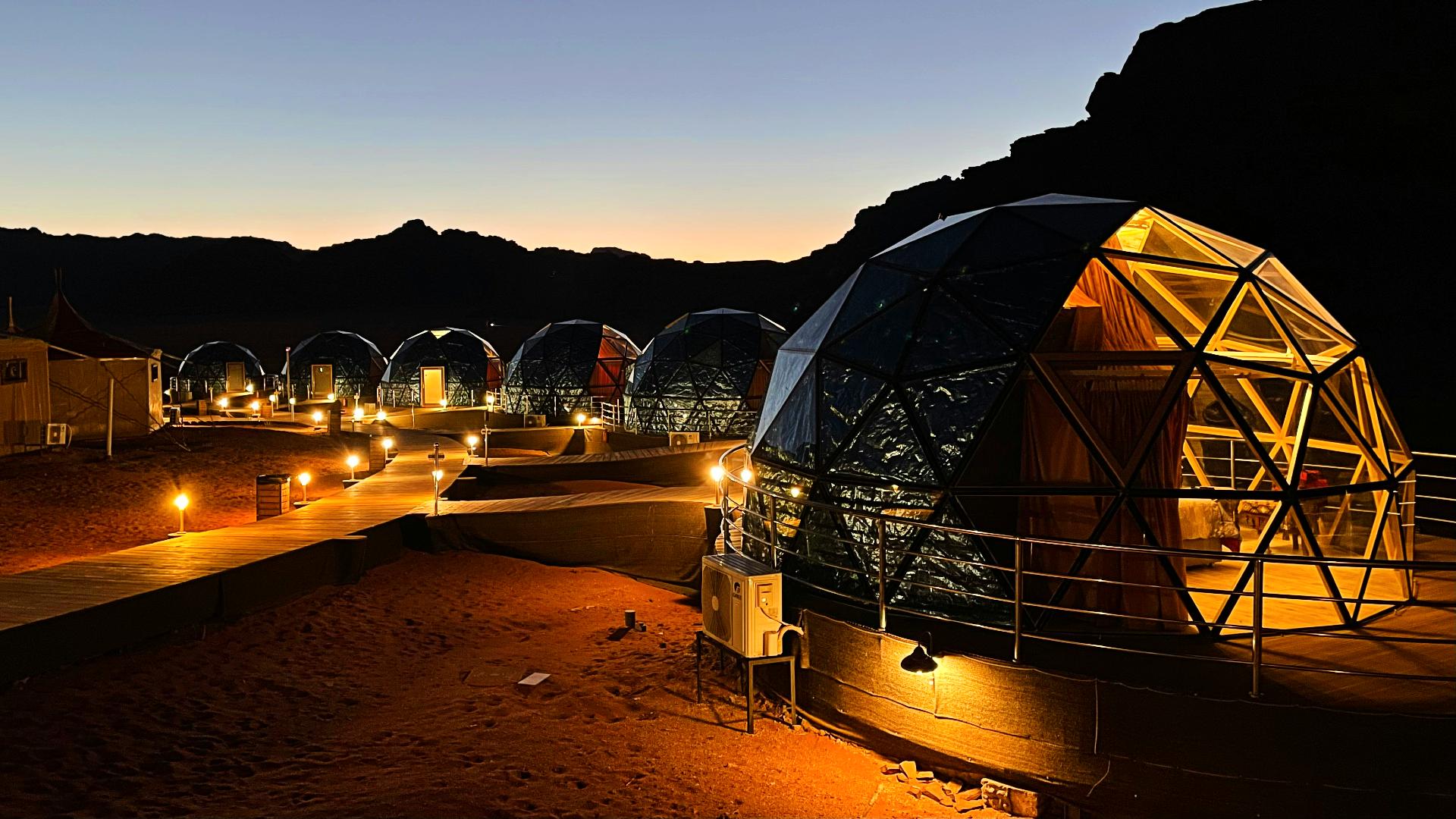 Domos para dormir durante la noche del desierto de Wadi Rum