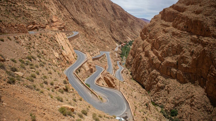 Carretera a través de las Gargantas de Dadés