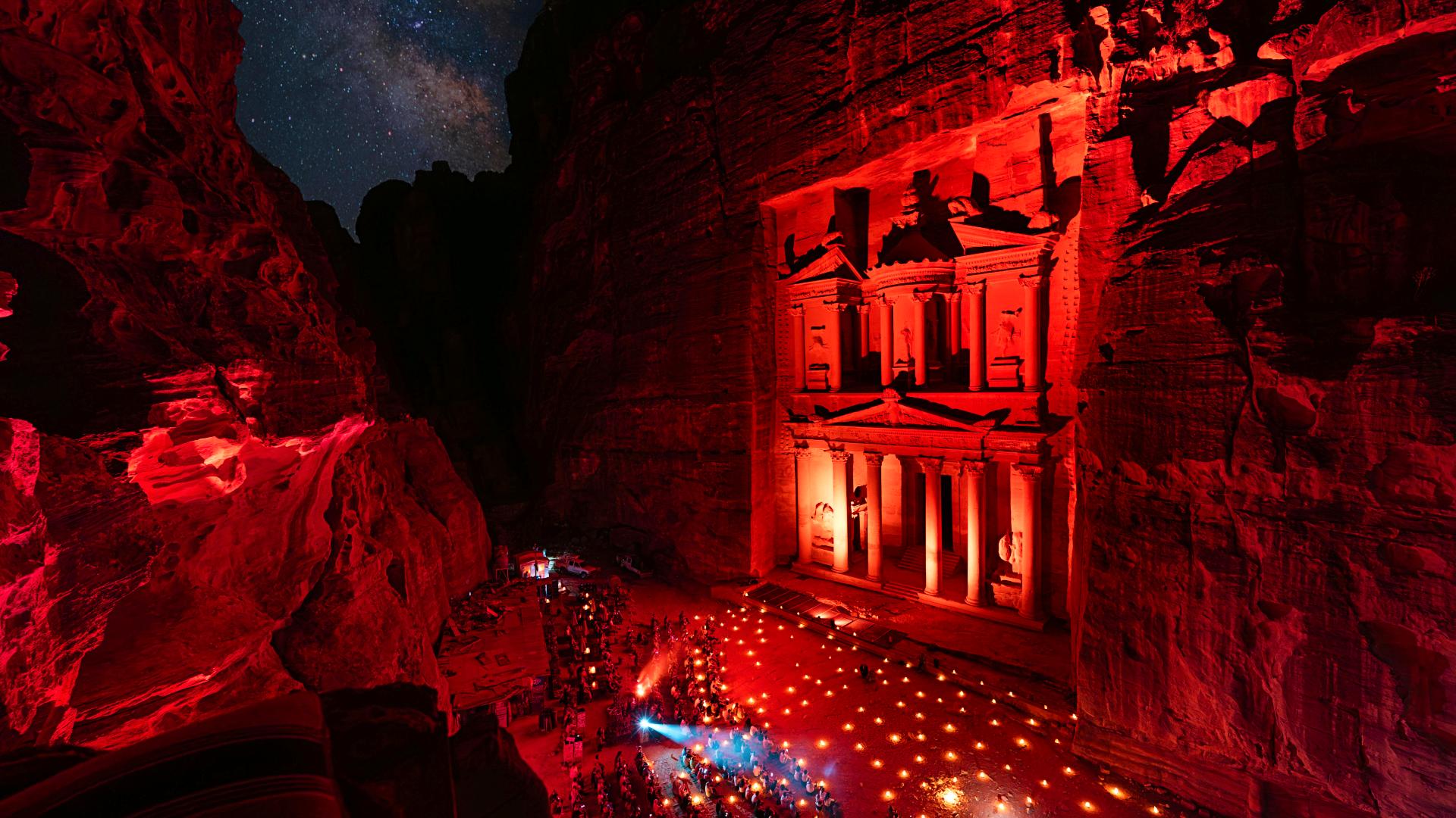 Petra de noche iluminada por la luz de las velas