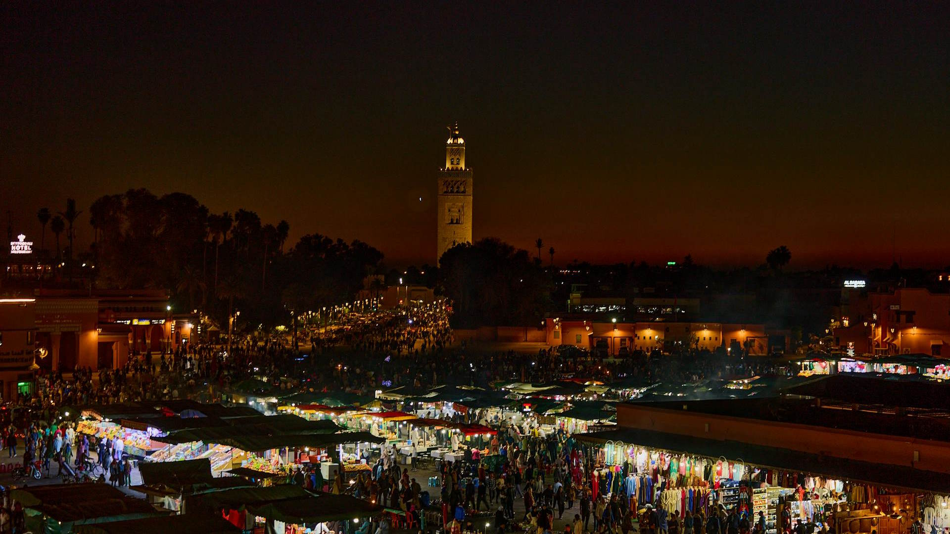 Vista de la Plaza Jamaa el Fna durante la noche Vista de la Plaza Jamaa el Fna durante la noche