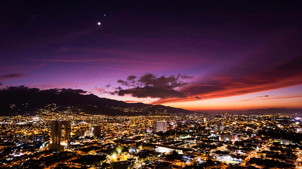 Panorámica de la ciudad de San José de noche