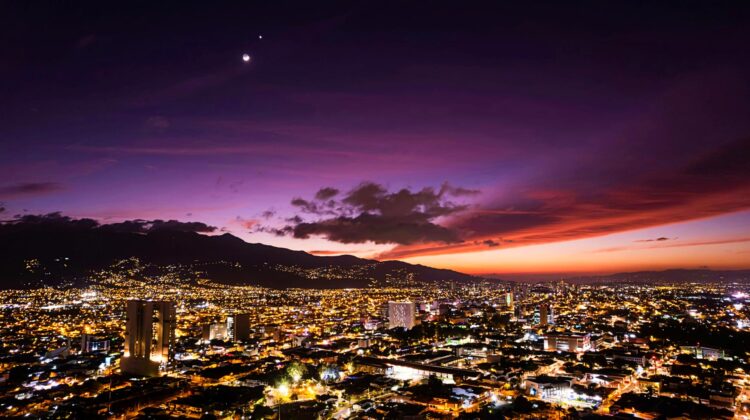 Panorámica de la ciudad de San José de noche