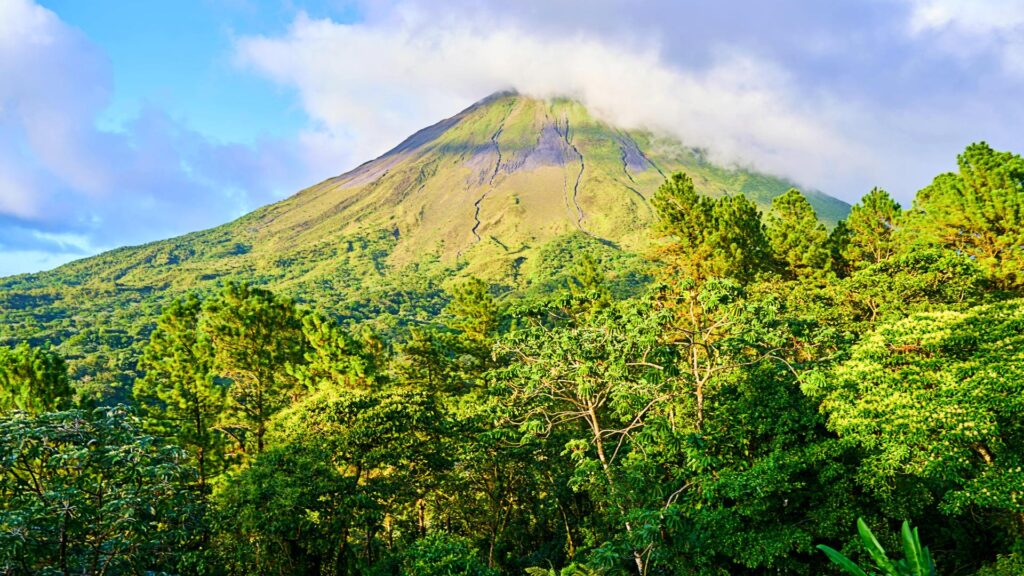 El cono del Volcán Arenal rodeado de vegetación exuberante