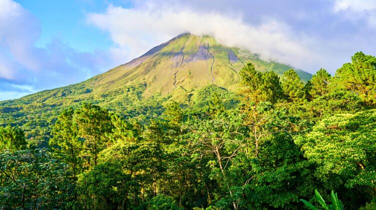 El cono del Volcán Arenal rodeado de vegetación exuberante