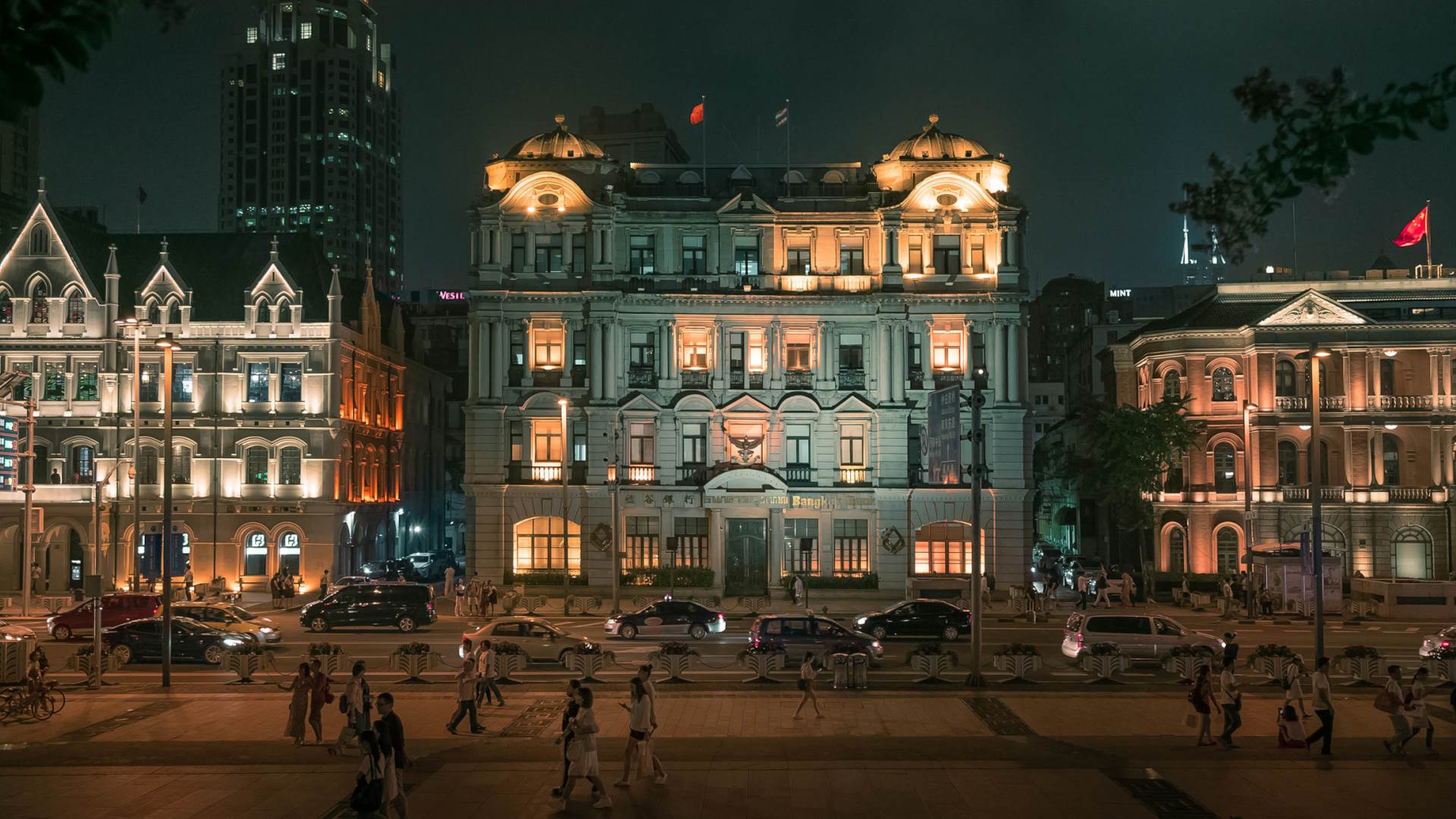 Vista nocturna de los edificios coloniales del siglo XIX 