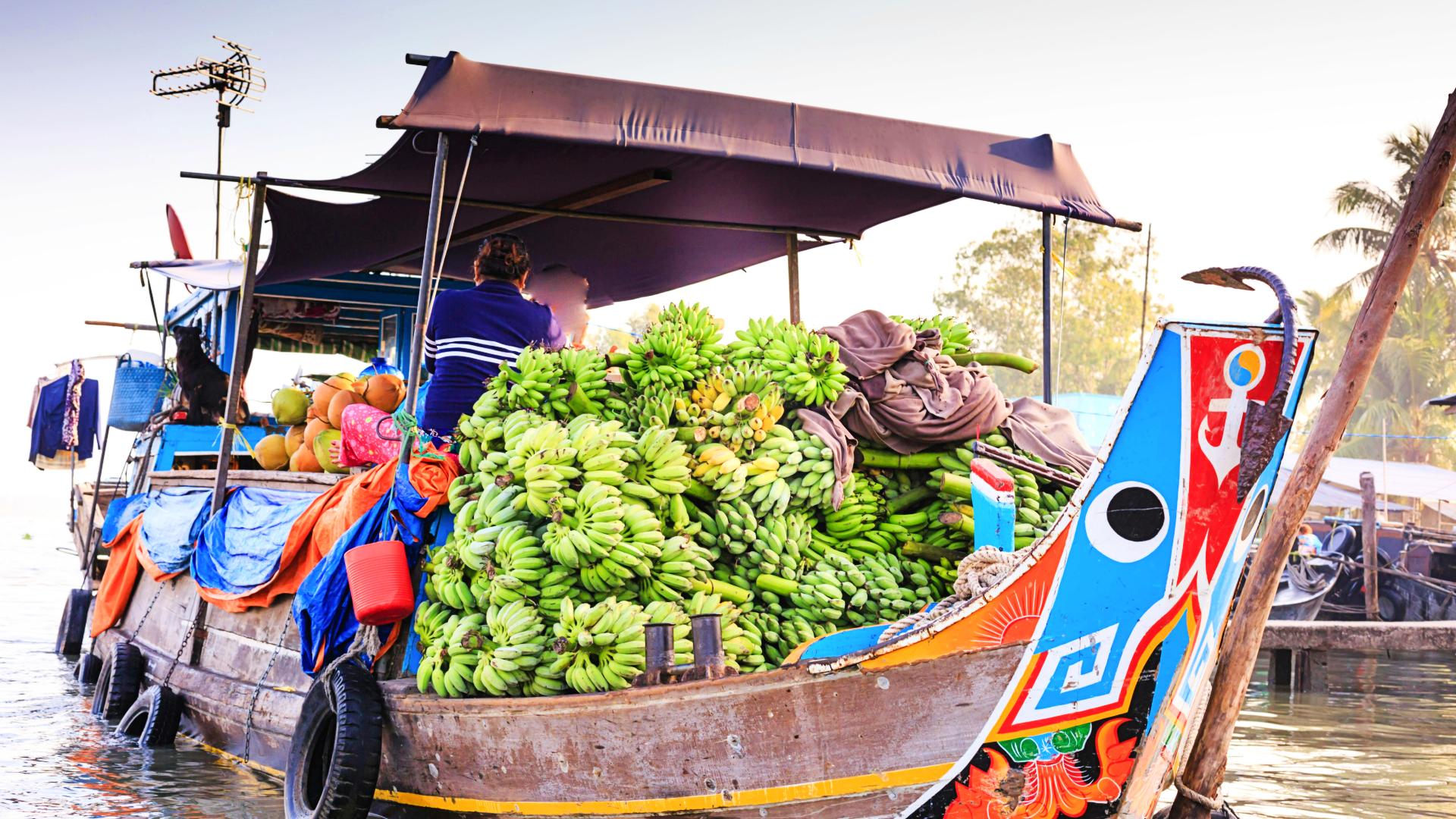 barca-platanos-mercado-mekong Barcaza con plátanos y otras frutas en uno de los mercados flotantes del río Mekong en Vietnam
