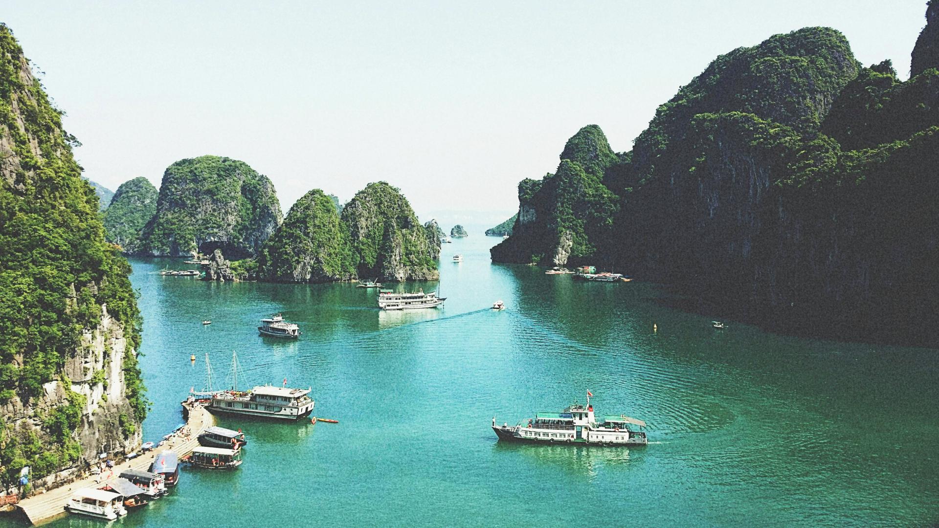 barcos-bahia-ha-long-vietnam Barcos atravesando la Bahía de Ha-Long