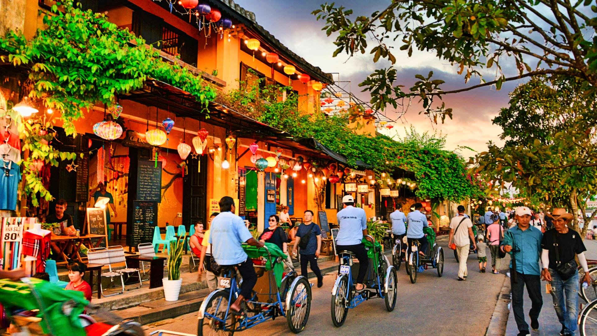 Abarrotada y pintoresca calle de la ciudad de Hoi An