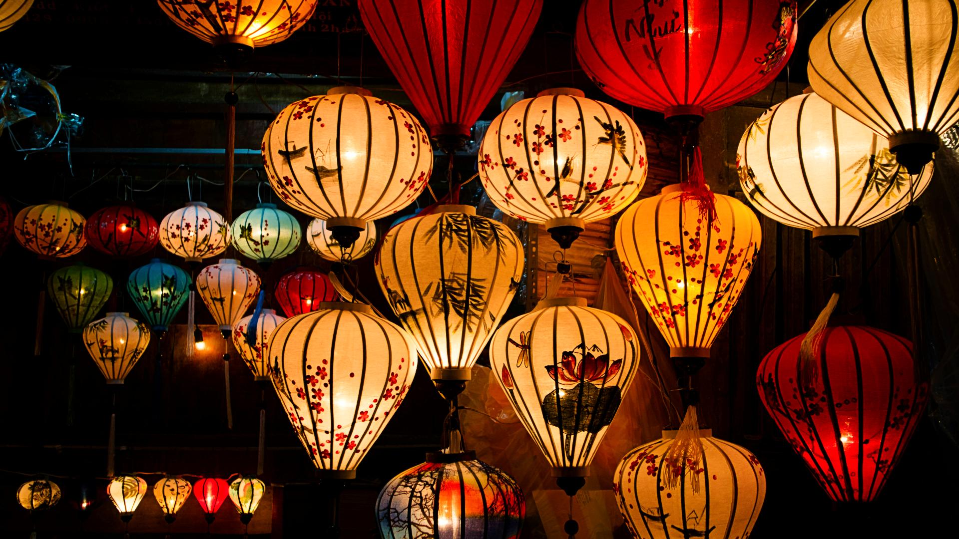 Farolillos chinos iluminando la noche de Hoi An