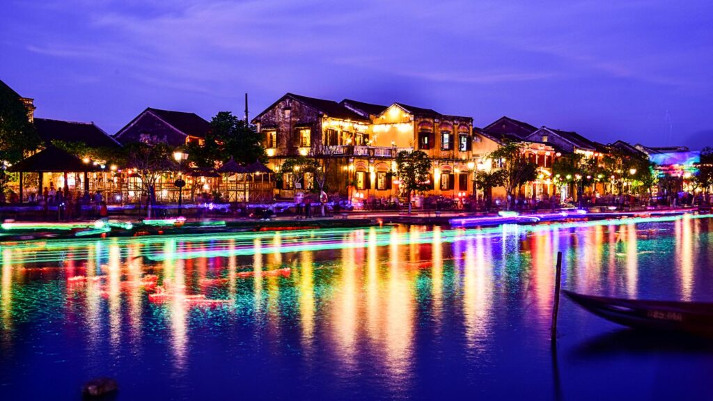 Luces sobre el río Thu Bon al atravesar Hoi An