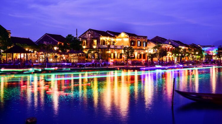 Luces sobre el río Thu Bon al atravesar Hoi An