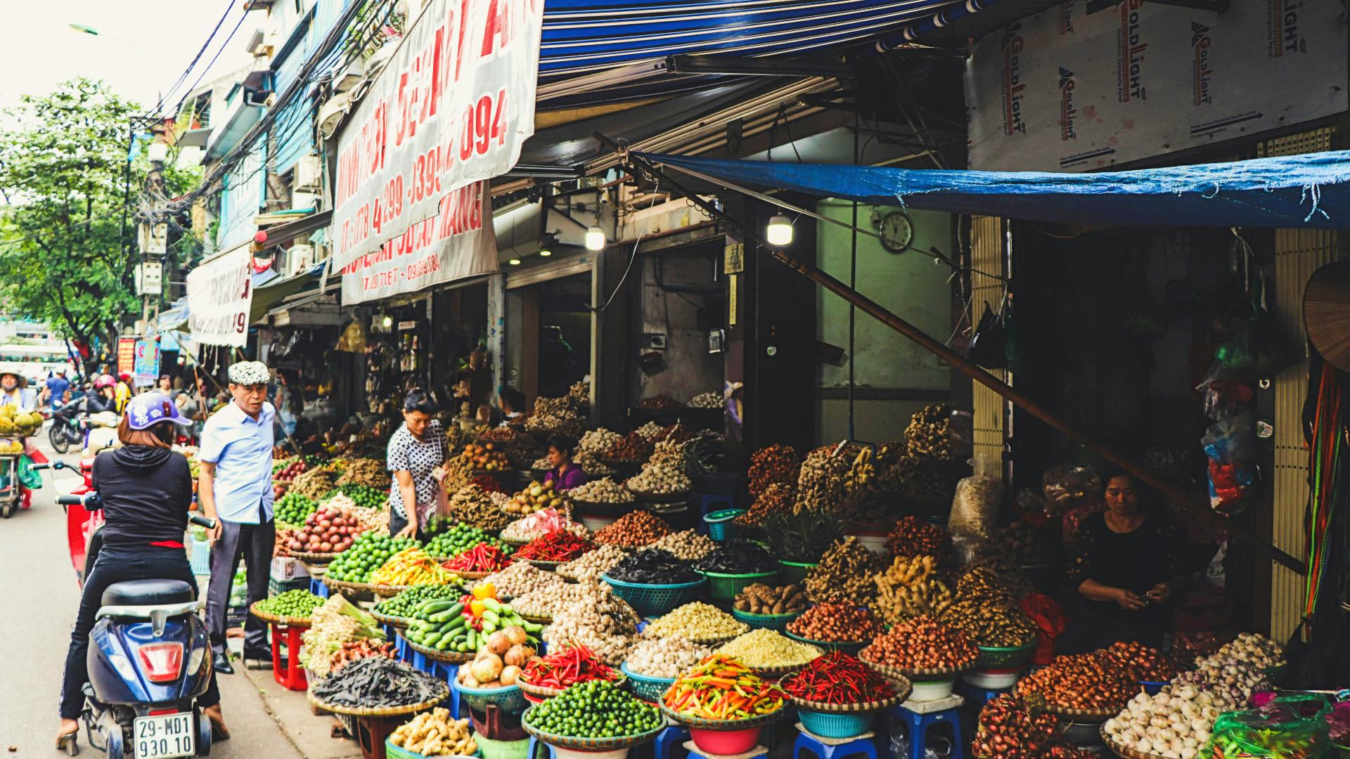 Mercado callejero de fruta y verdura en Hanói