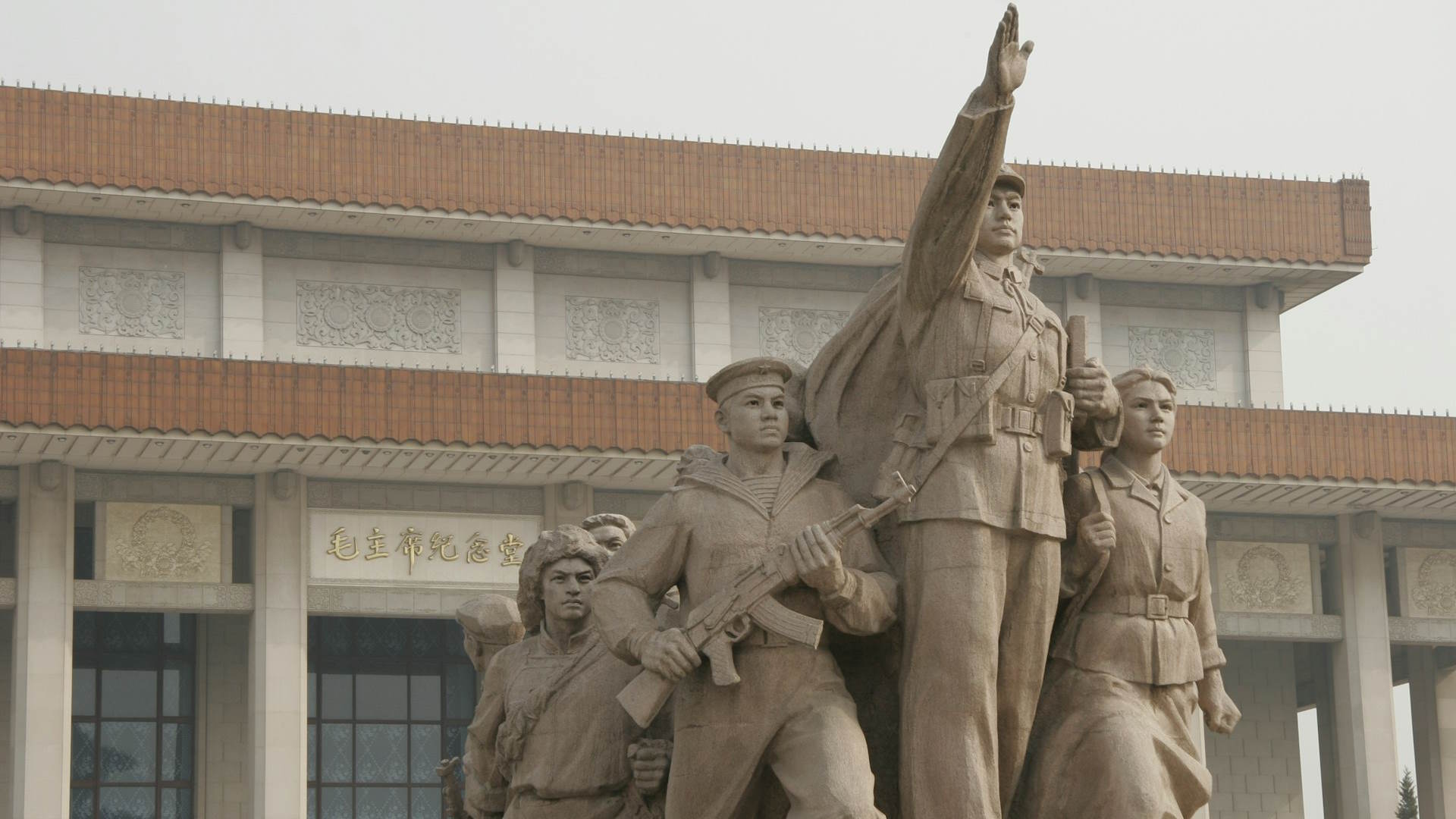 Monumento comunista a la entrada del Mausoleo de Mao Monumento comunista a la entrada del Mausoleo de Mao