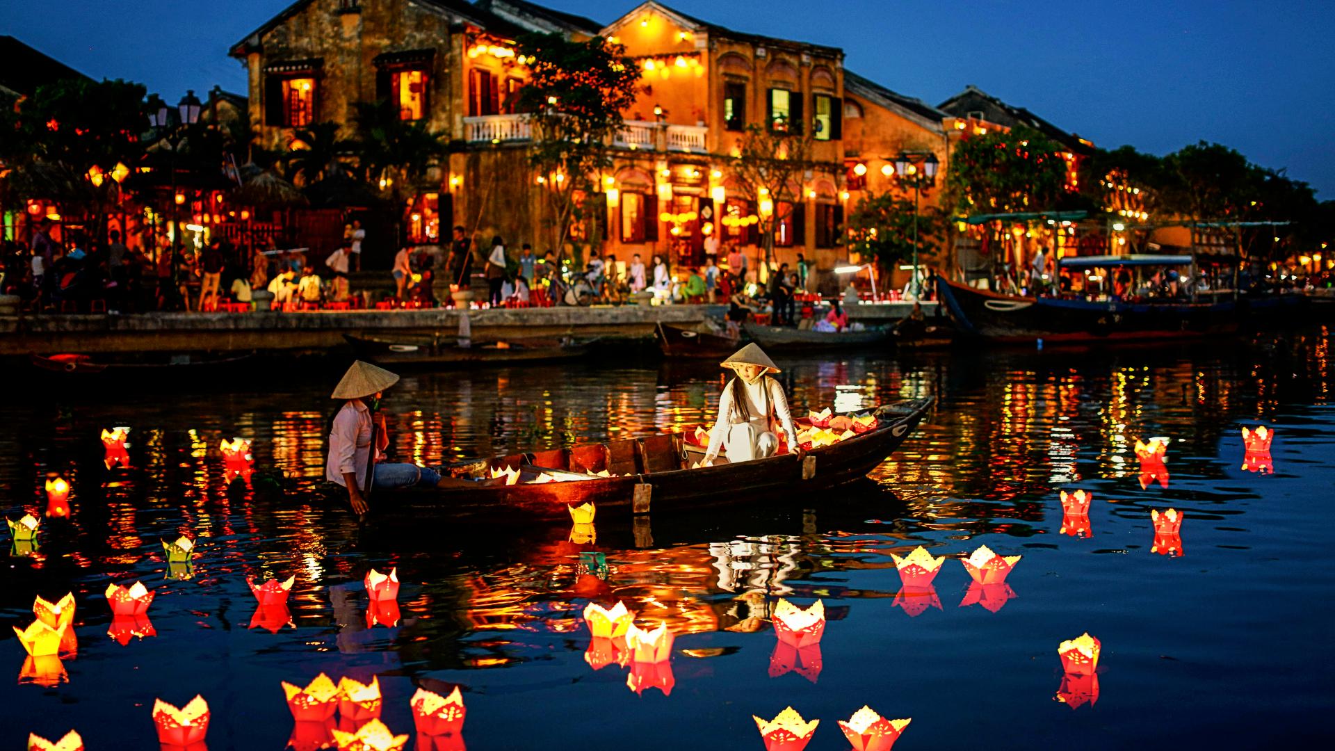 Luces flotando en la noche de los farolillos de Hoi An
