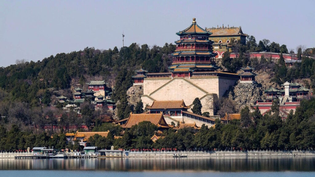 Vista del Palacio de Verano desde el lago