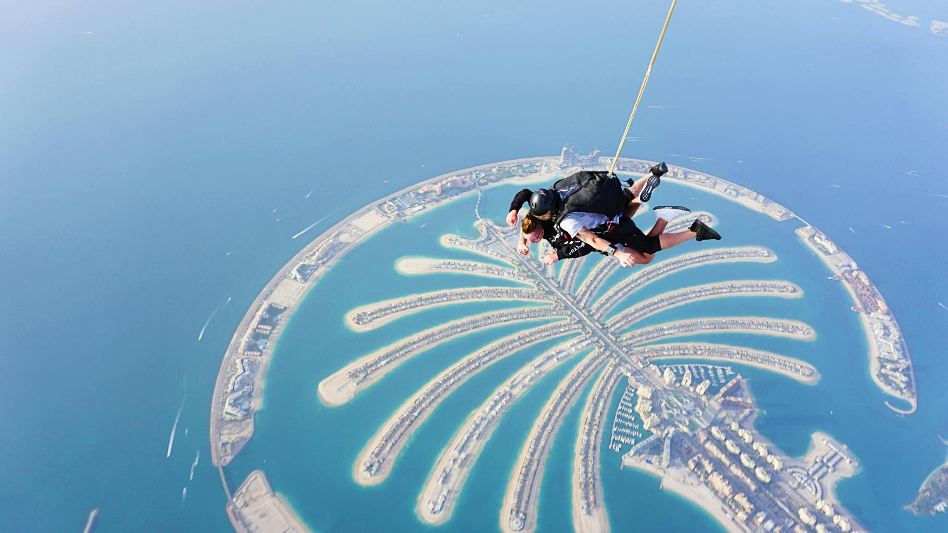 paracaidismo-sobre-palm-jumeirah-dubai Paracaidistas en caída libre sobre Palm Jumeirah; una de las actividades que hacer en Dubái