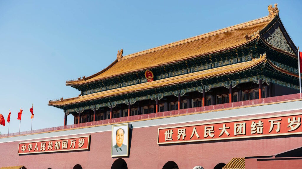 Puerta de la Paz Celestial con la imagen de Mao
