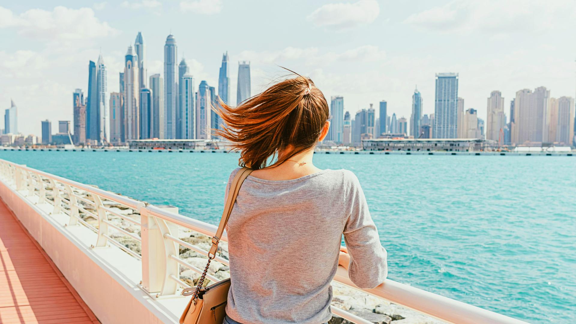 skyline-dubai-desde-Palm-Jumeirah-Boardwalk Turista disfrutando del skyline de Dubái desde el Palm Jumeirah Boardwalk