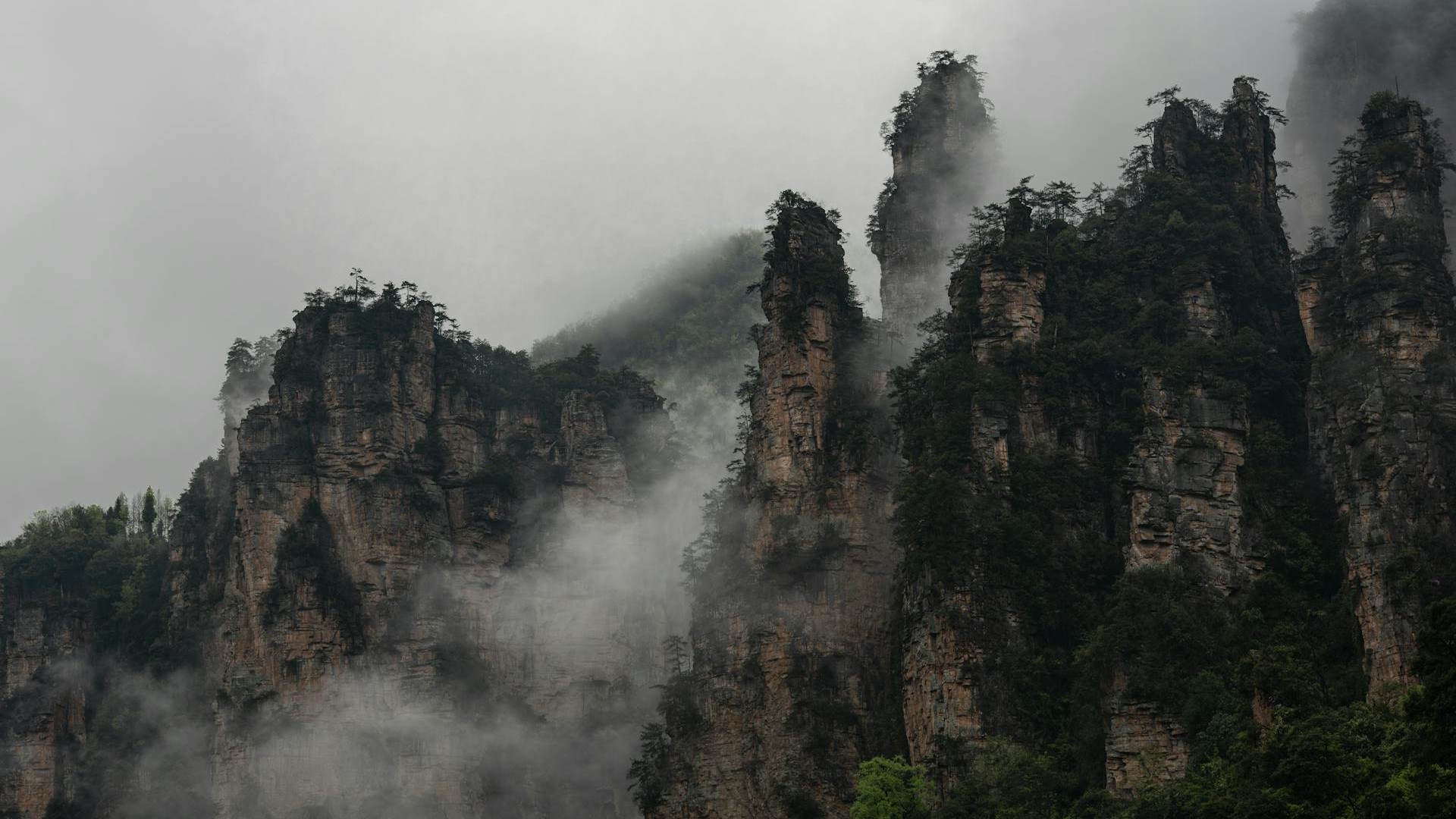 Montaña Aleluya sobresaliendo entre la niebla