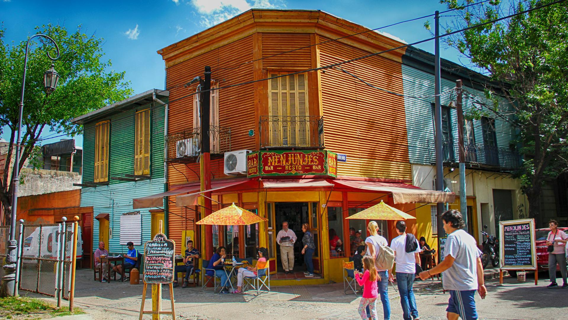 Calle con casas coloridas en La Boca