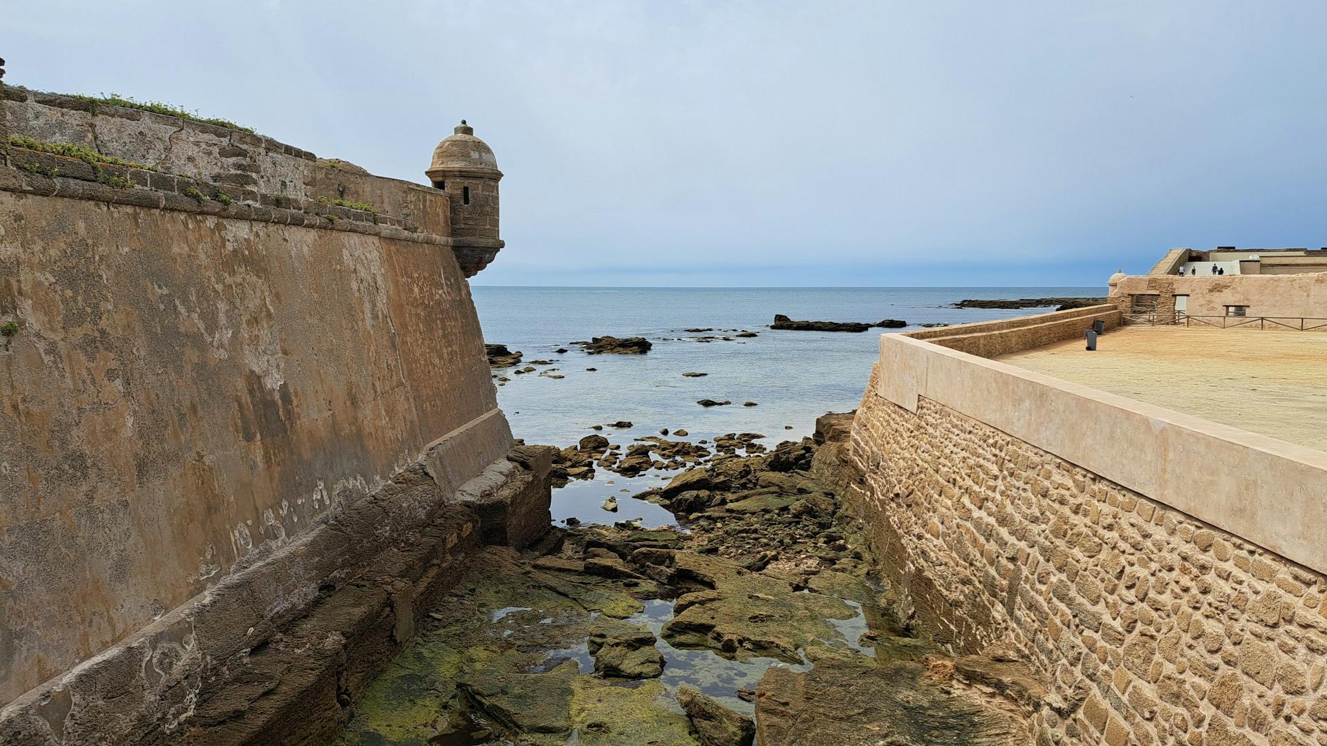 Murallas del castillo frente al mar Murallas del castillo frente al mar